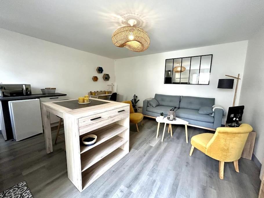 Cote Cour - Appartement En Plein Centre-Ville & Proche Des Thermes Rochefort-sur-Mer Extérieur photo